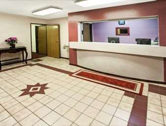 Отель Super 8 By Wyndham Heath/Newark Интерьер фото
